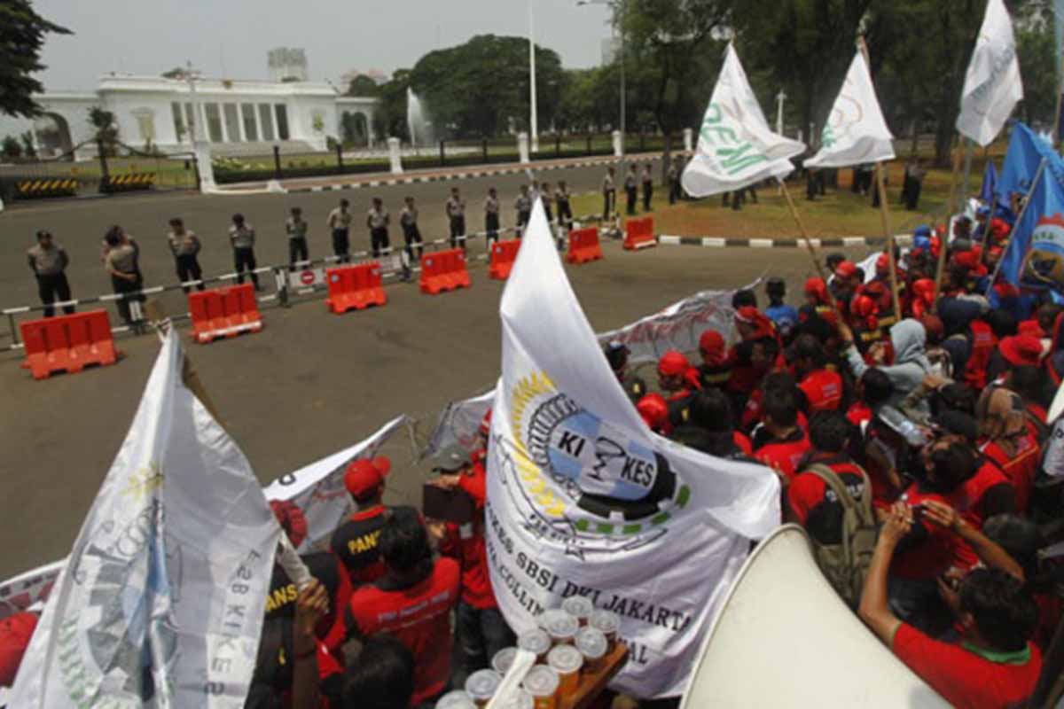 Demo di depan istana