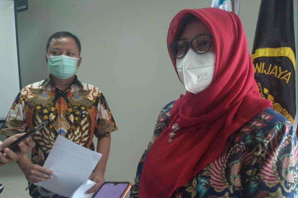 Direktur RSUB, Dr dr Sri Andarini, MKes (kanan), didampingi Kuasa Hukum RSUB, Haru Permadi, SH, MH