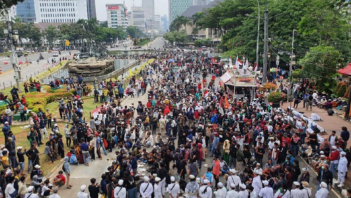Massa 1310 Gelar Demo Tolak Omnibus Law di Depan Patung Kuda - Demo 1310