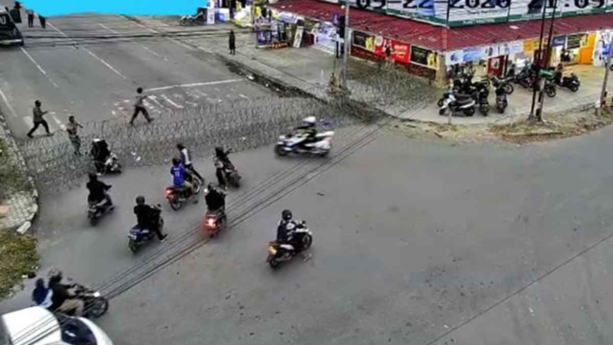 Video CCTV ibu tersangkut kawat berduri