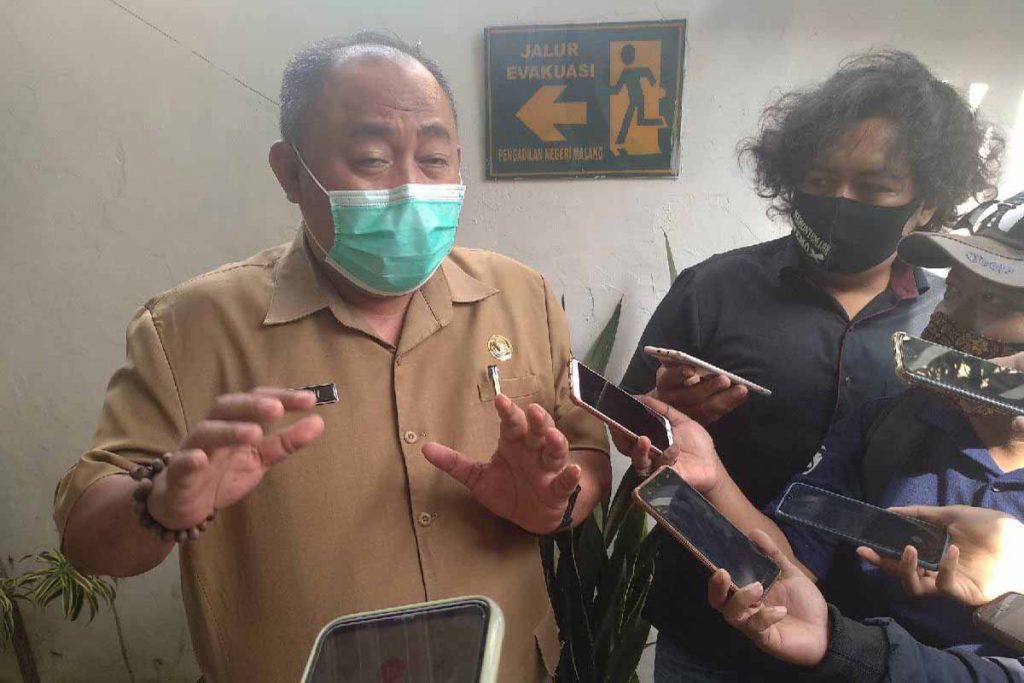 Kabag Hukum Pemkot Malang Tabrani, SH, MH, menjawab pertanyaan awak media