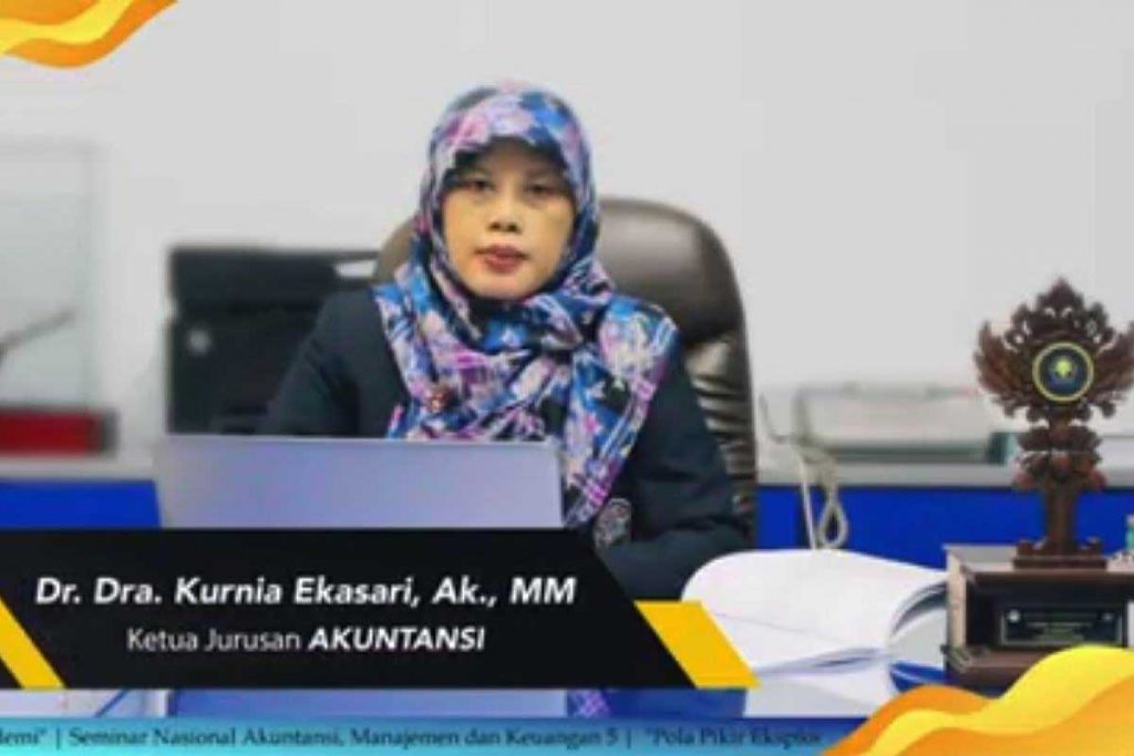 Kajur Akuntansi Polinema, Dr Dra Kurnia Ekasari, Ak, MM, CA, memberikan sambutan