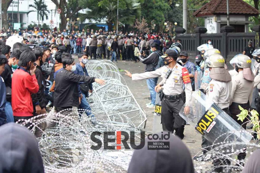 Kapolresta Malang Kombes Pol Leonardus Simarmata, mengajak dialog demonstran