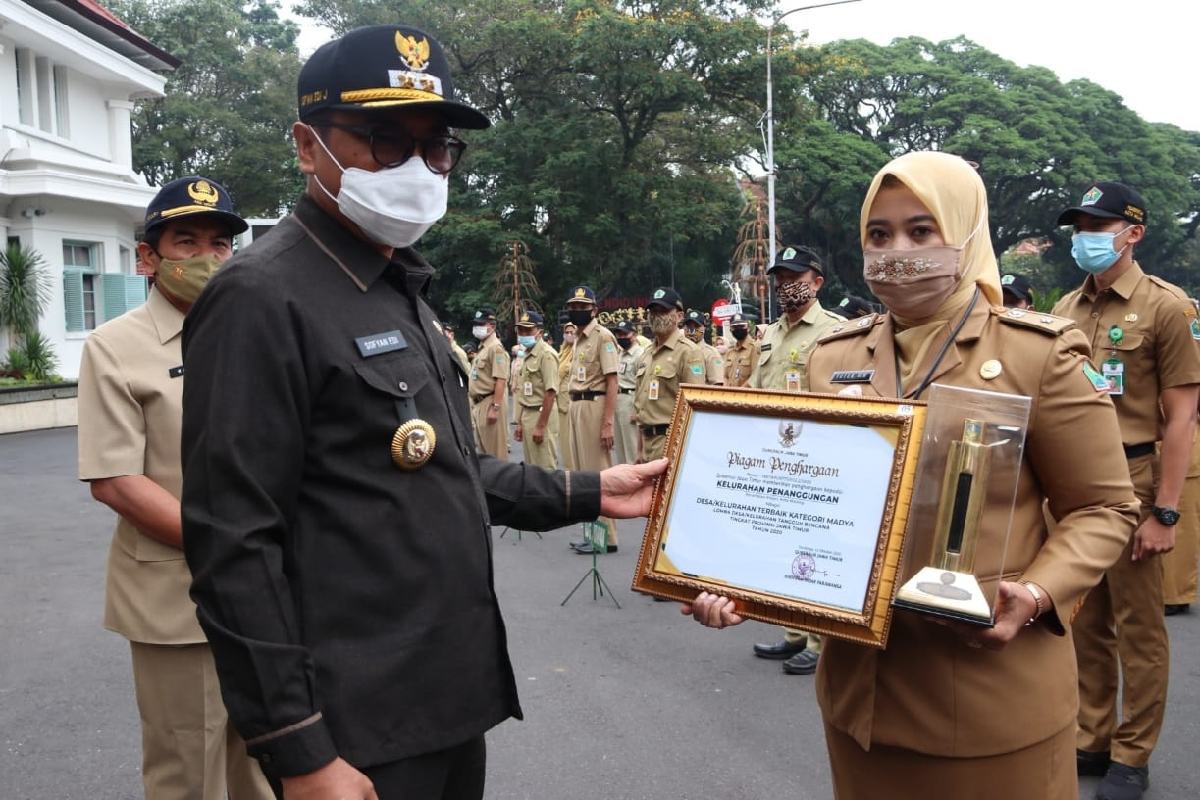 Wawali menyerahkan penghargaan Kelurahan Tangguh Bencana kepada Lurah Penanggungan - Kel. Penanggungan Raih Juara 1 Kelurahan Tangguh Bencana Kategori Madya Jatim