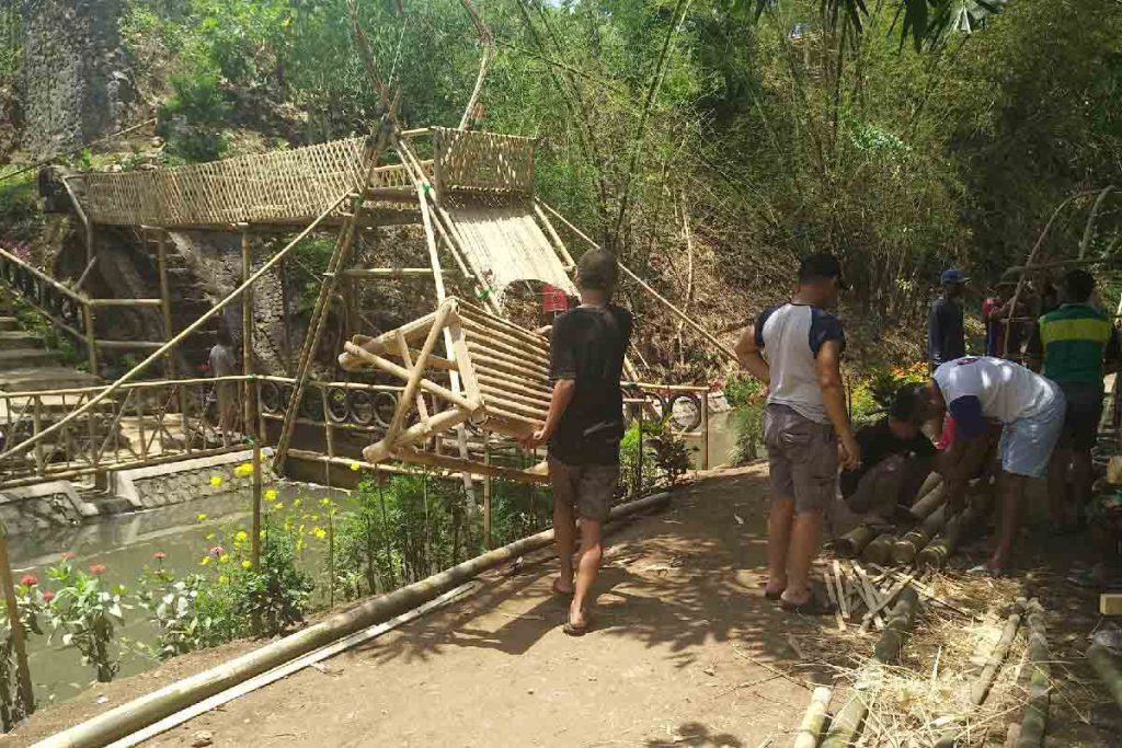 Warga kerja bakti membuat spot foto dan jembatan bambu
