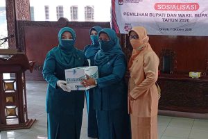 BAGIKAN MASKER - Ketua Tim Penggerak PKK Persatuan Kabupaten Gresik, Maria Ulfa Sambari membagikan 20 ribu masker melalui TP PKK Kecamatan di Pendopo Bupati Gresik