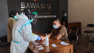 Komisioner Bawaslu Banyuwangi ketika Rapid Test - Tidak Ingin Terpapar Covid-19, Seluruh Jajaran Bawaslu Banyuwangi Laksanakan Rapid Test