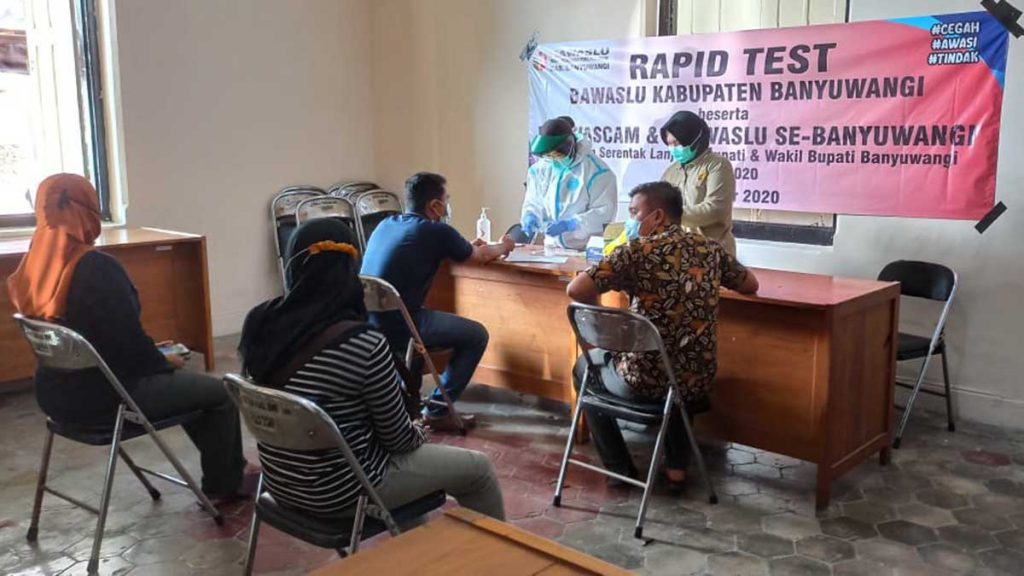Komisioner Bawaslu Banyuwangi ketika Rapid Test, bertempat di Sekretariat Bawaslu Banyuwangi, Sabtu (24/10/2020)