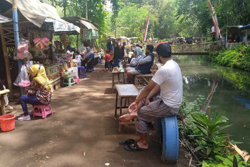 Tempat kongkow di bantaran sungai di bawah pohon bambu
