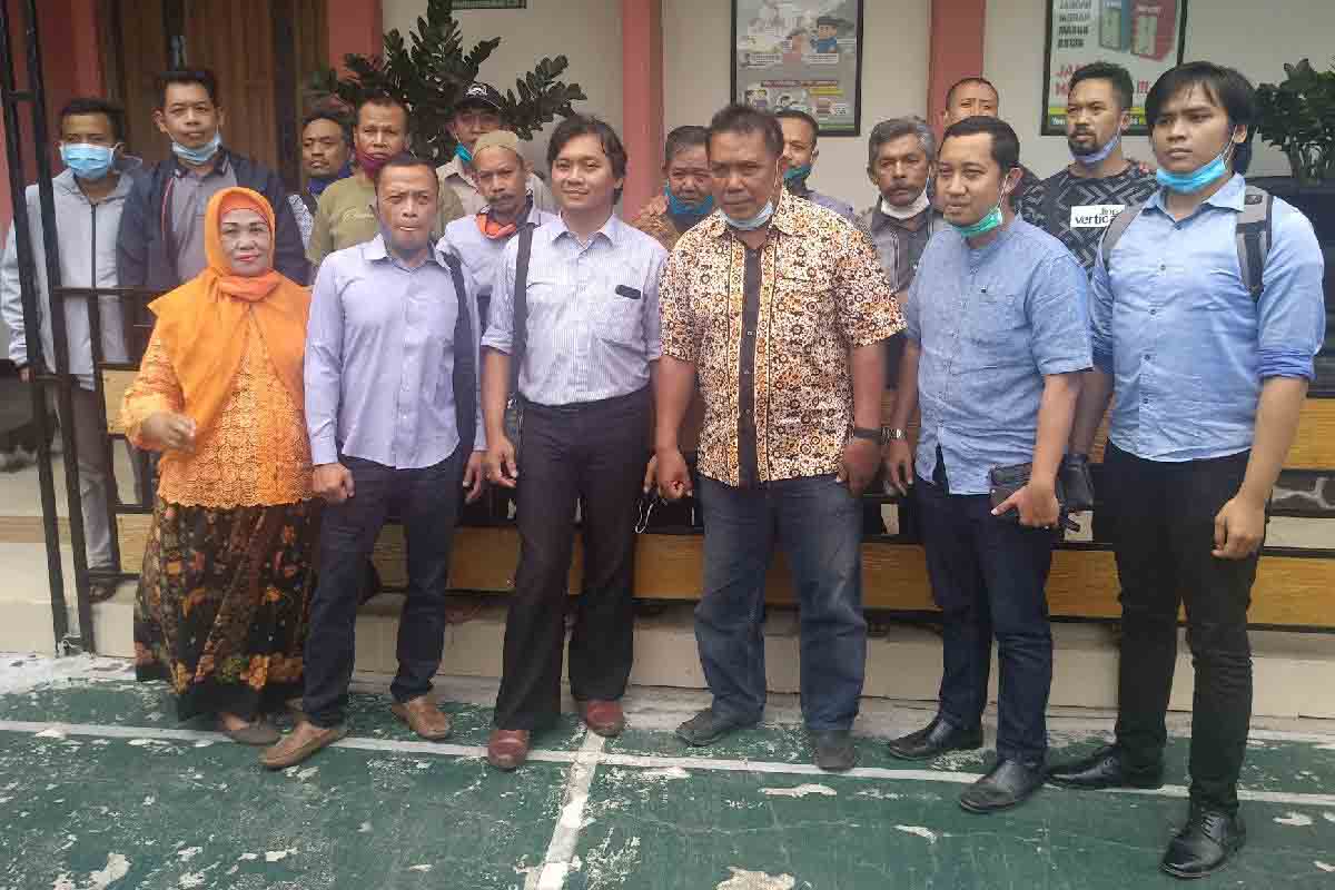 Tim kuasa hukum pedagang pasar Blimbing, bersama perwakilan pedagang di PN Malang