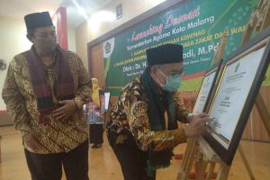 Kakanwil Kemenag Jatim menandatangani launching Kampung Zakat dan SIJAKA