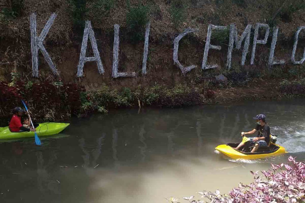 Bermain perahu di Kali Cemplong