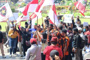 Massa aksi Ormas Malang Bersatu