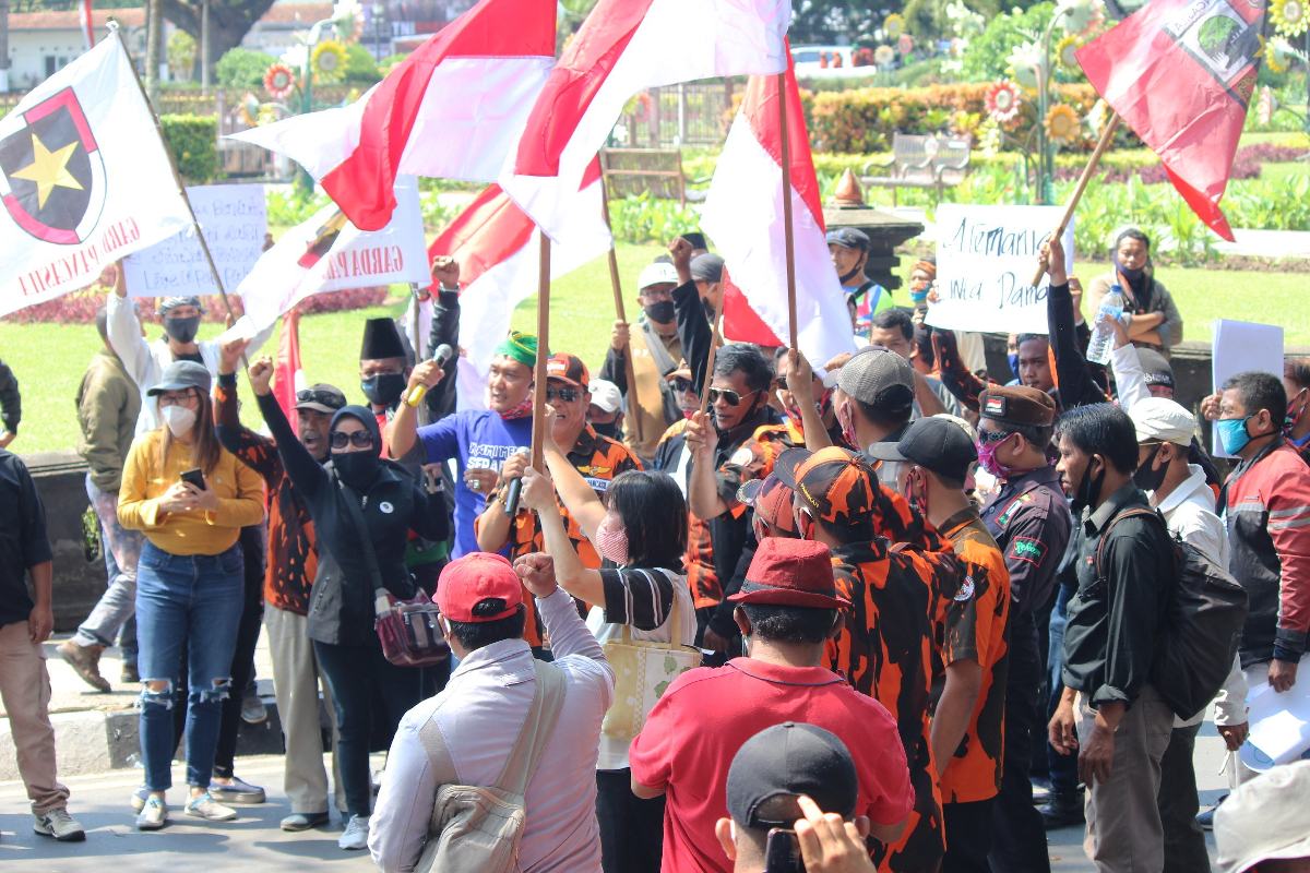 Massa aksi Ormas Malang Bersatu