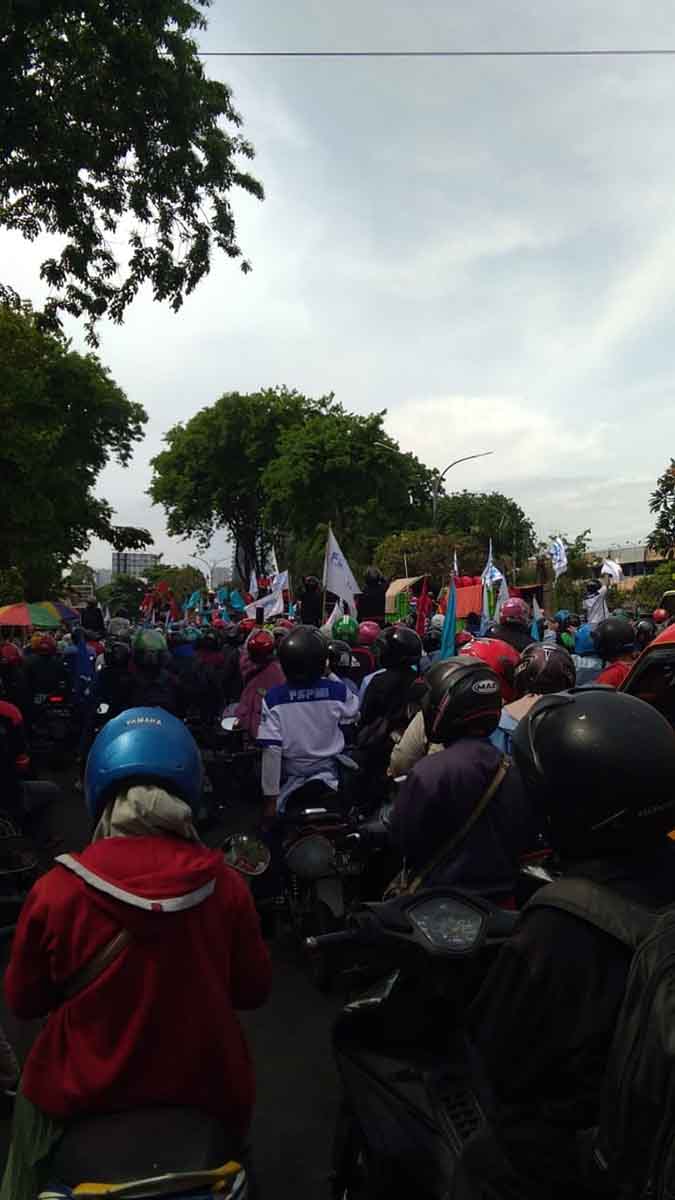 Massa menuju jalan A.Yani