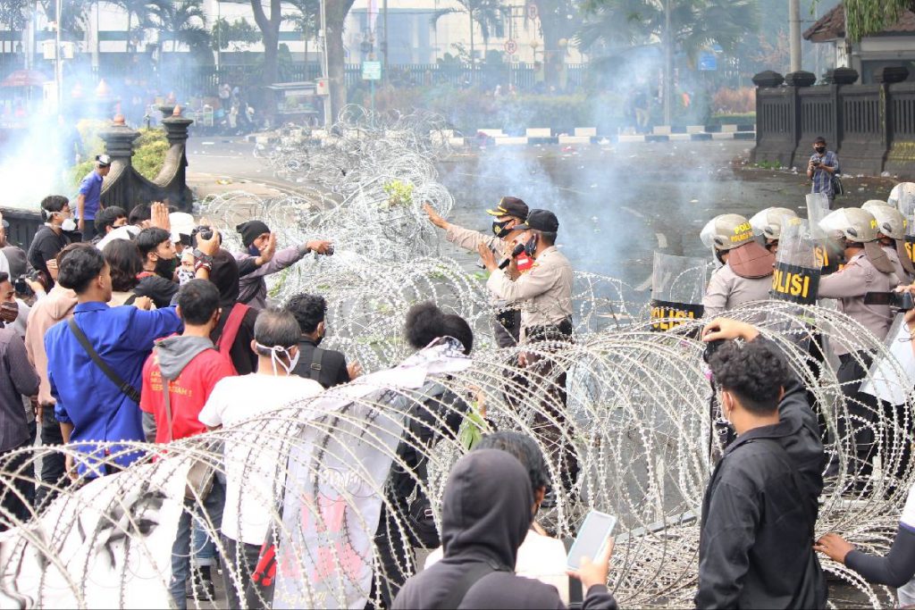 Mediasi antara pendemo dan aparat kepolisian