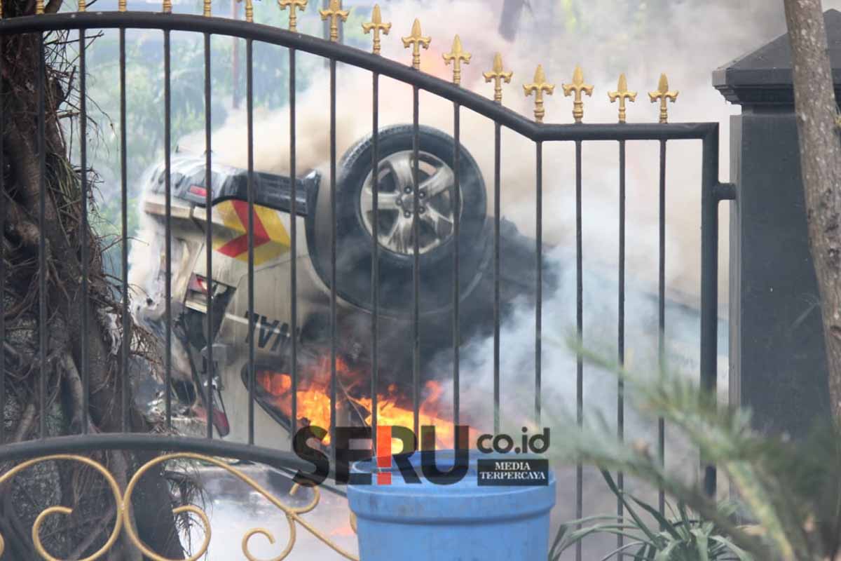 Mobil Panwal Satpol-PP Dibakar
