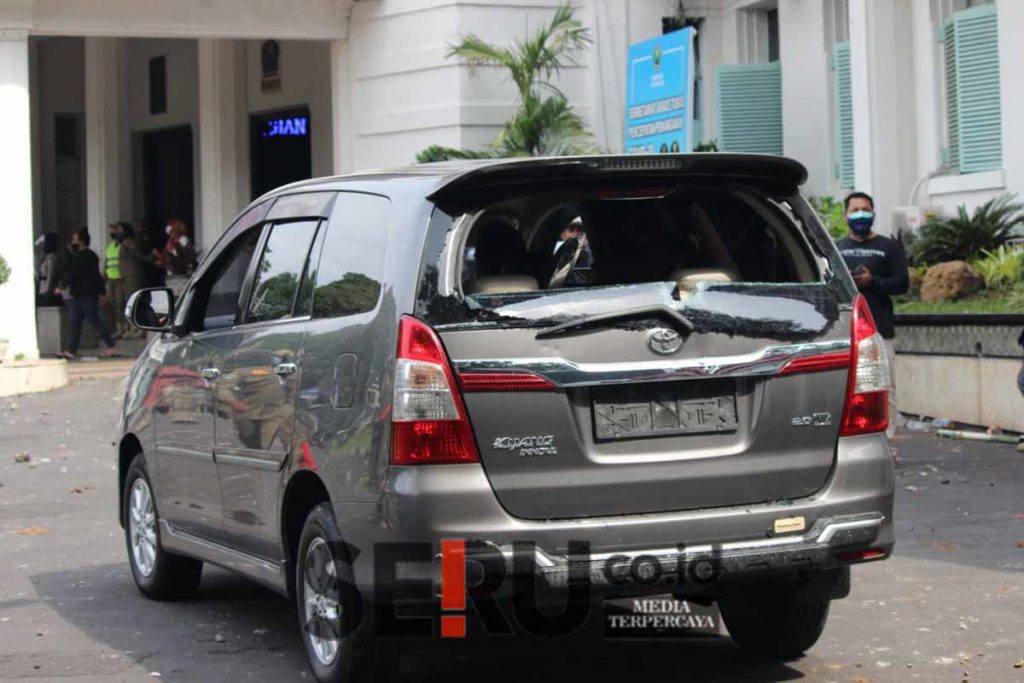 Mobil dinas pecah kaca