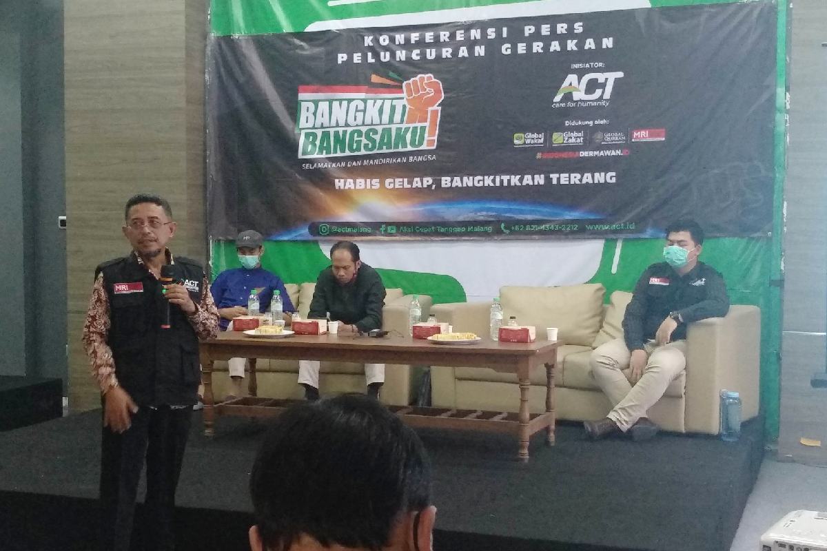 Salah satu pemateri memotivasi membangun kepedulian bersama