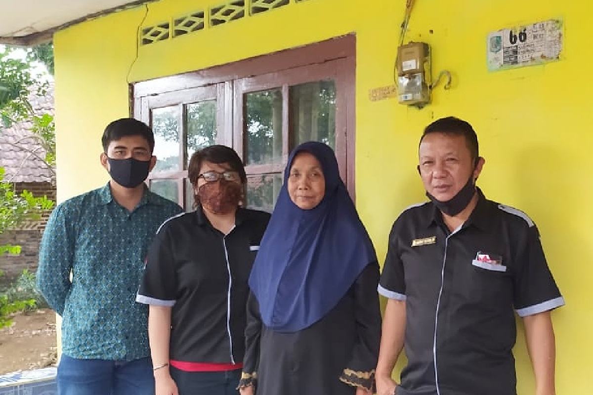 Nenek Supiani, didampingi kuasa hukum LBH Malang