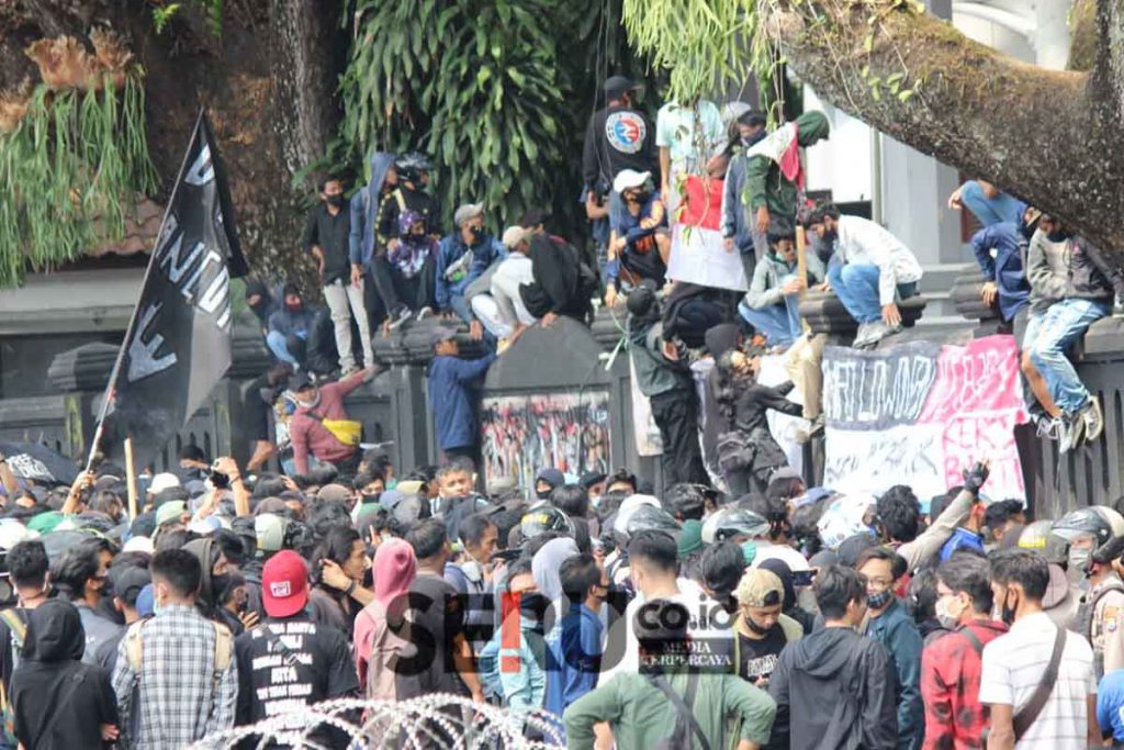 Orasi pendemo di pagar DPRD Kota Malang