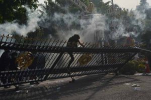 Demo Tolak Omnibus Law di Surabaya Rusak Grahadi dan Kuasai Jalan - Pagar gedung grahadi