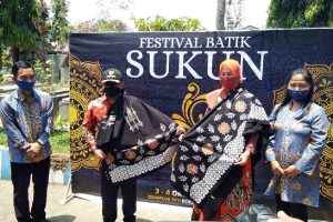 Walikota dan Ketua Dekranasda Kota Malang, memamerkan salah satu motif Batik Sukun