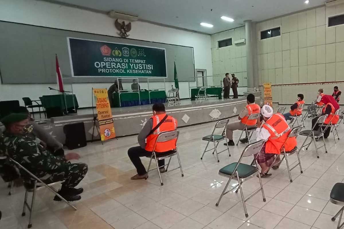 Para pelanggar prokes menjalni sidang dan dikenakan denda
