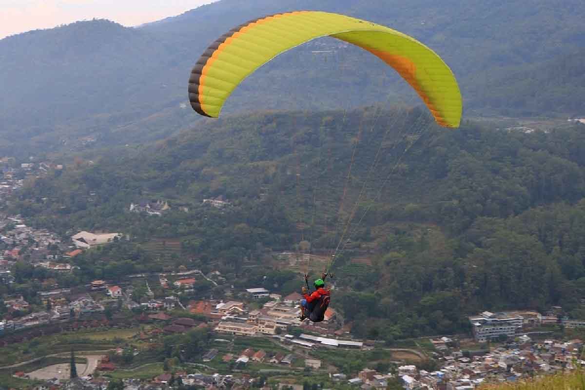 Para atlet paralayang terbang dari Gunung Banyak - Atlet Paralayang Jatim Sabet Juara Umum VFP TNI AU Cup 2020