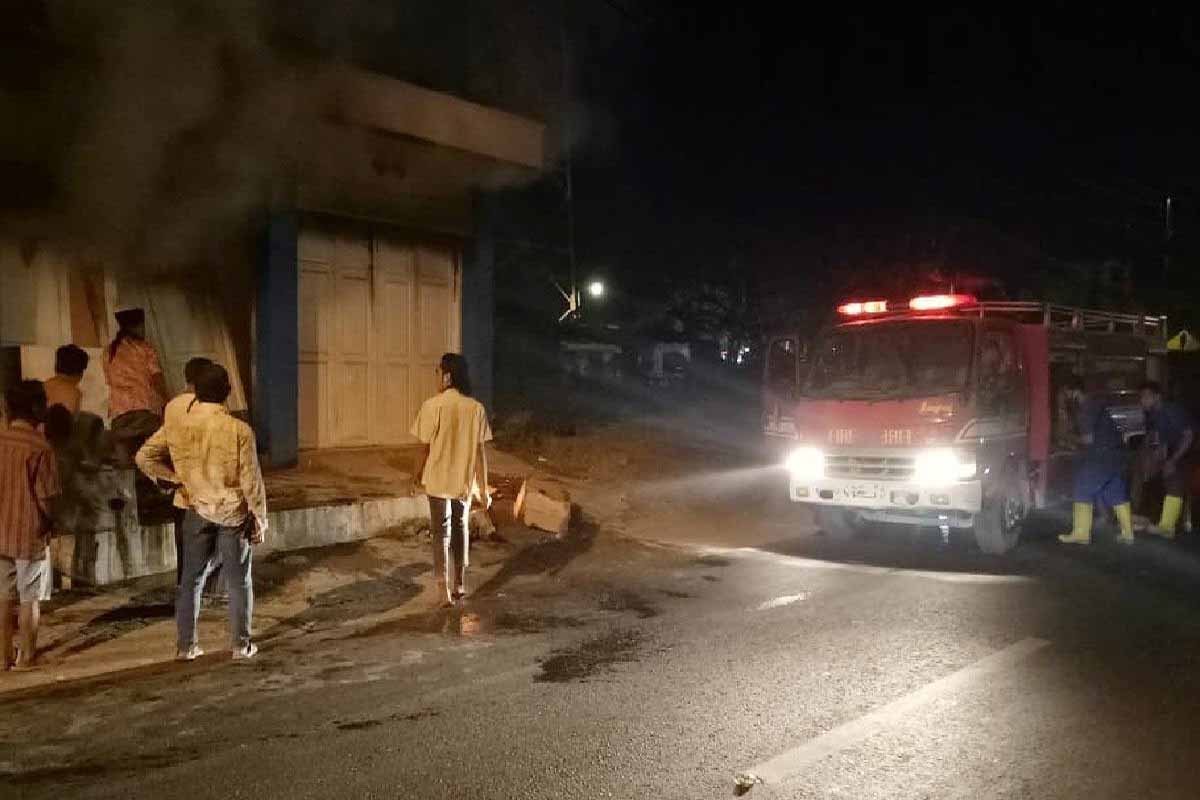 Pemadam kebakaran berusaha menjinakkan api