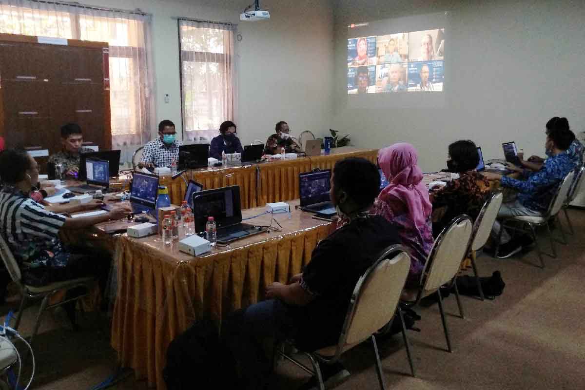 Para pemateri (layar) memotivasi ratusan peserta webinar se-Indonesia - Semsina ITN Malang Tawarkan Triple Helix Solusi Pembangunan Berkelanjutan