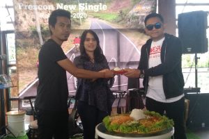 Pemotongan tumpeng rilis single 'Konco Gowes'