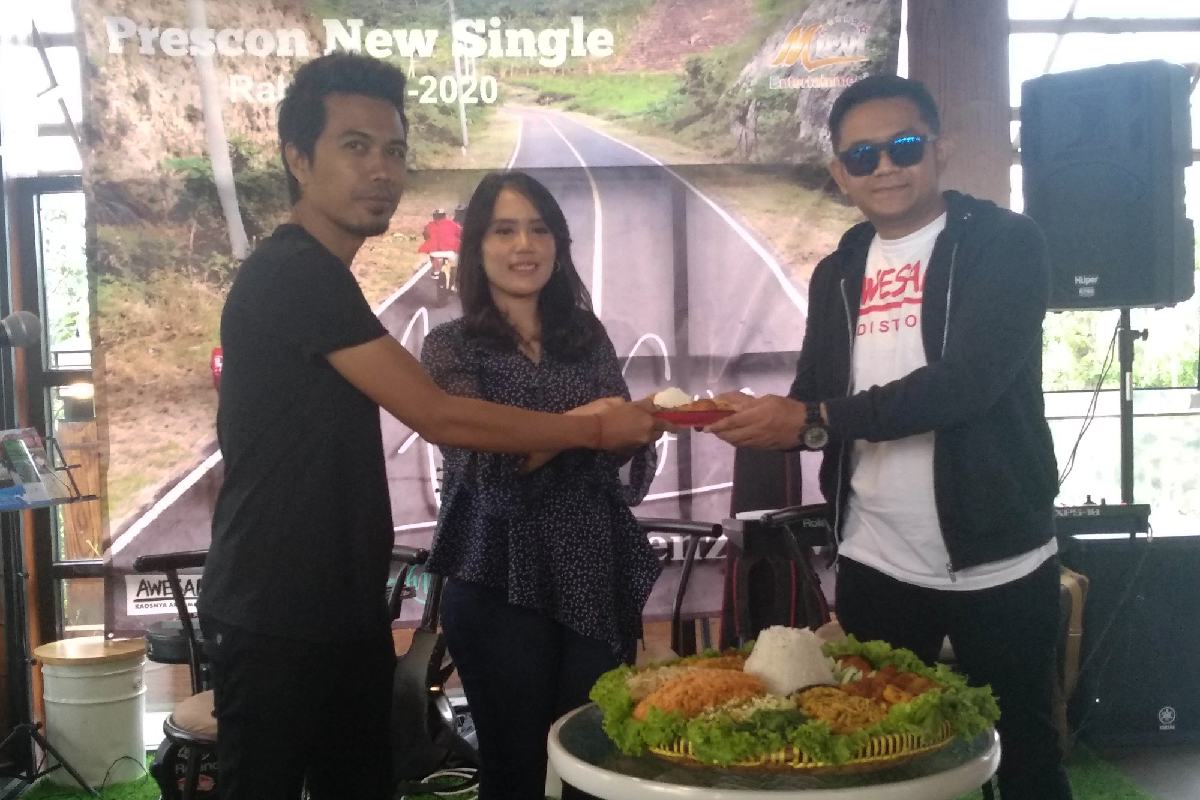 Pemotongan tumpeng rilis single 'Konco Gowes'