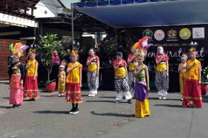 Penampilan tarian dengan standar protokol kesehatan - Jenggirat Fest Bangkitkan Seni Budaya dan Perekonomian Warga Kampung Celaket