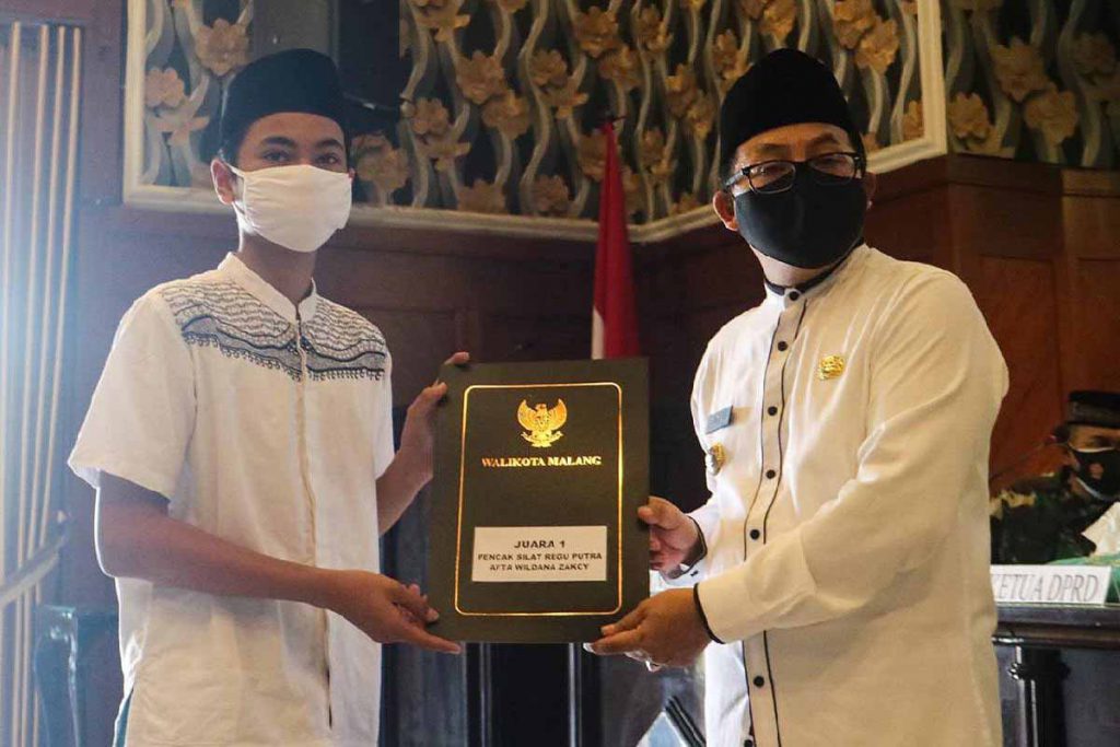 Wali Kota Malang serahkan penghargaan prestasi Pospeda