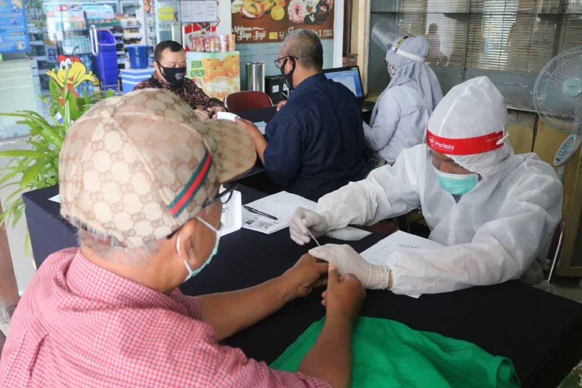Penumpang kereta api di rapid test - Penumpang KA Dihimbau Rapid Test H-1 Selama Libur Panjang