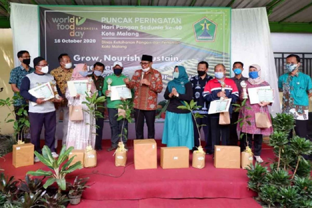 Penyerahan thropy penghargaan dan bantuan sarana produksi kepada pemenang lomba