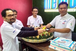 Penyerahan potongan tumpeng HUT ke-5 Memo X - HUT ke-5 Memo X Makin Sejahtera