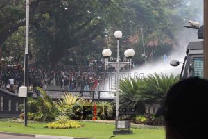 Polisi menyemprotkan water cannon