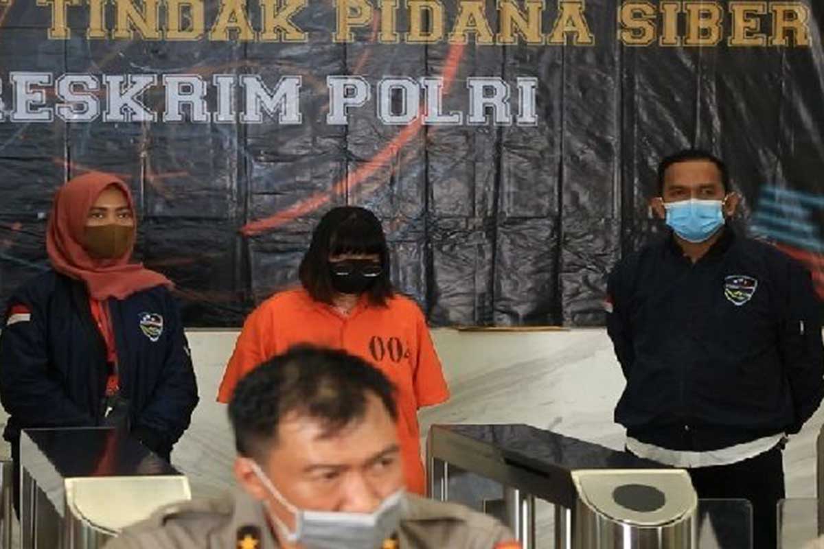 Polisi saat konferensi pers tersangka VE, penyebar hoax Omnibus Law