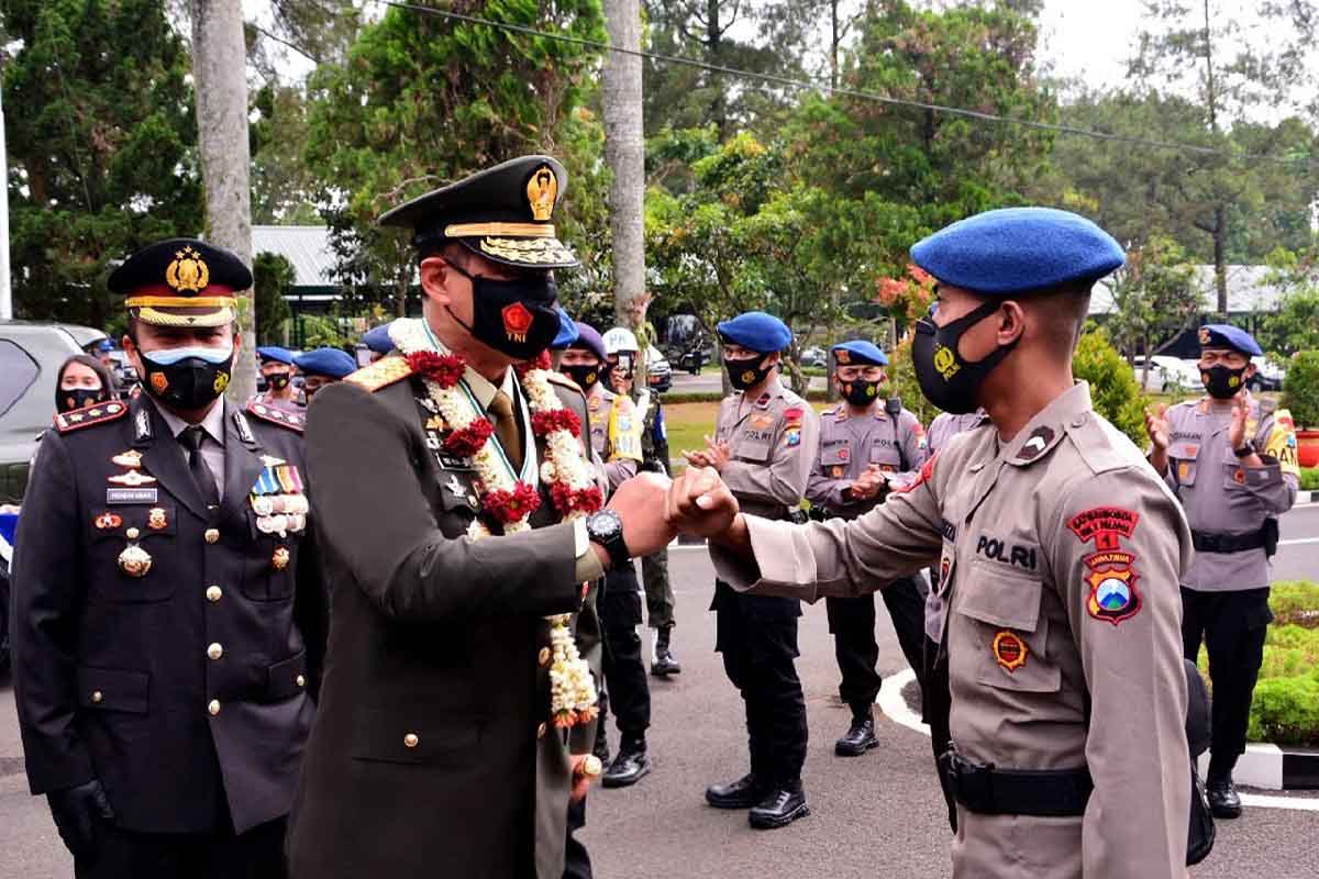 Puluhan polisi berikan ucapan selamat HUT ke-75 TNI kepada Pangdivif 2 Kostrad