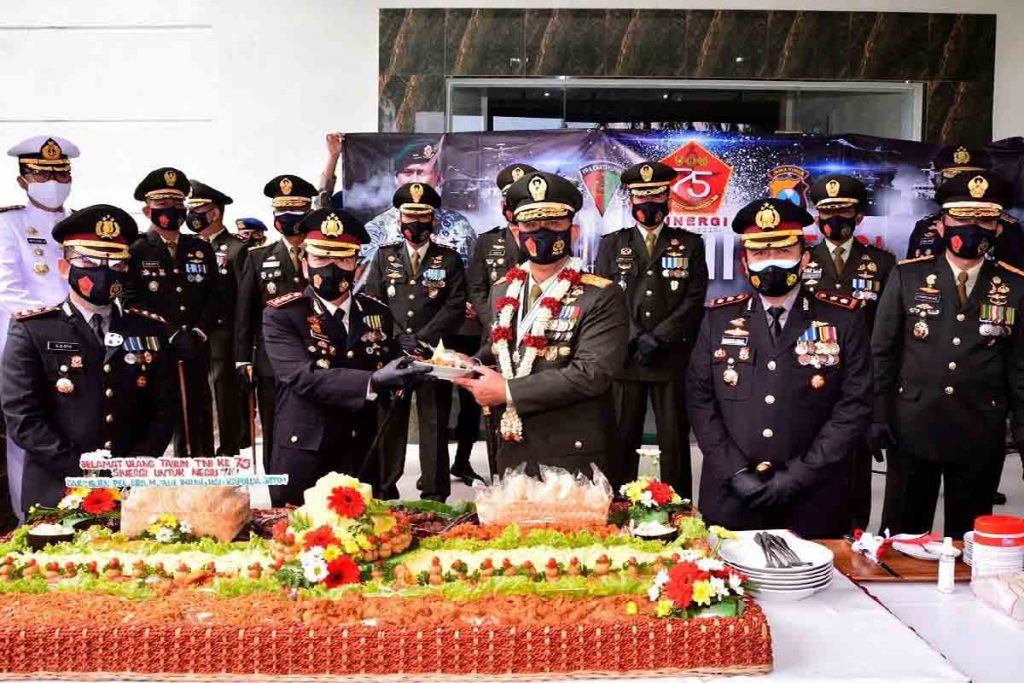 Pangdivif 2 Kostrad berikan potongan tumpeng kepada Kapolresta Malang Kota
