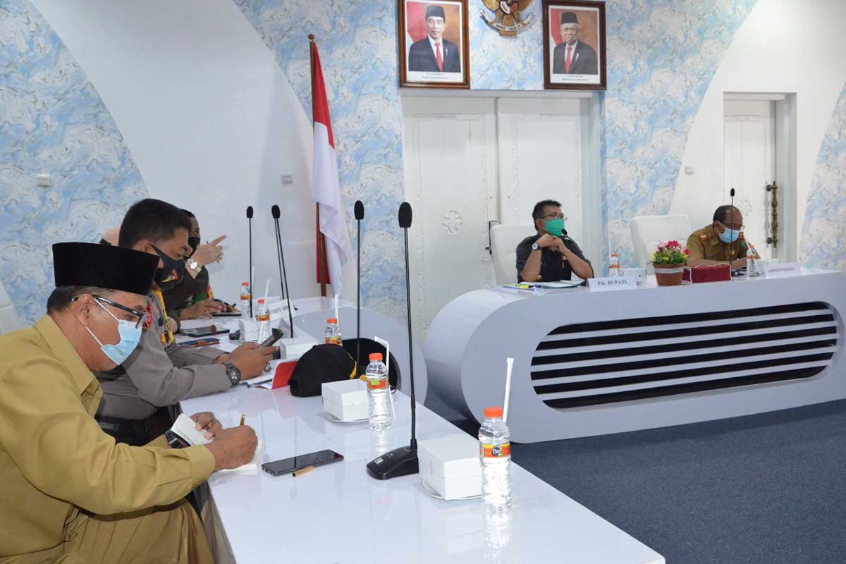 Rapat di gedung Smart Center - Pjs Bupati Trenggalek Ajak Satgas Covid Waspadai Libur Panjang