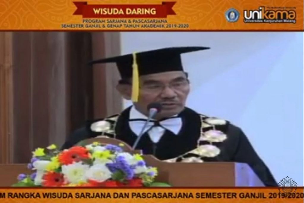 Rektor Unikama Dr Pieter Sahertian, MSi, membacakan pengukuhan