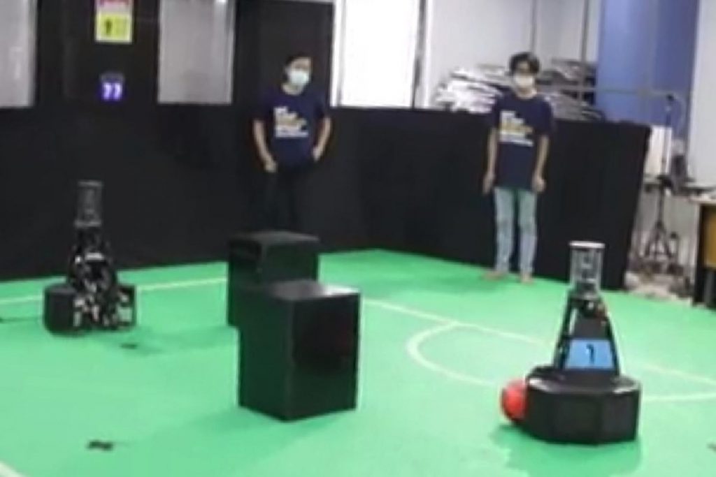 Ujicoba robot sepak bola beroda
