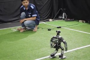 Tim menguji robot sepak bola humanoid