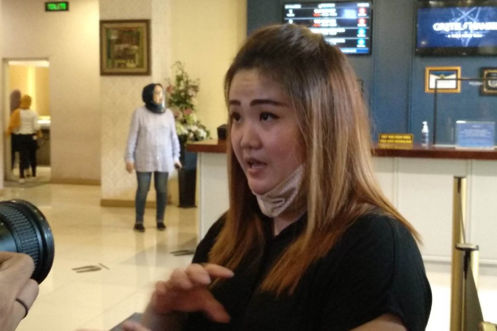 Rulya Febrina DS, menjawab pertanyaan awak media