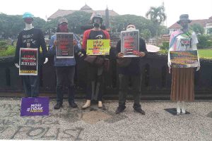 Simbolis manekin, jurnalis bukan boneka yang bisa dibungkam - Jurnalis Malang Raya Tuntut Usut Kasus Kekerasan pada Awak Media