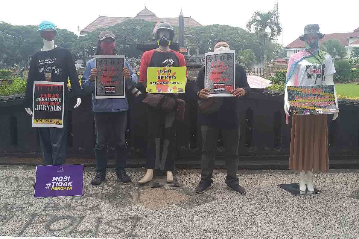Simbolis manekin, jurnalis bukan boneka yang bisa dibungkam - Jurnalis Malang Raya Tuntut Usut Kasus Kekerasan pada Awak Media
