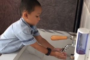 Salah satu siswa TK mempraktekkan cuci tangan dengan sabun - FISIP UB Edukasi Siswa TK Cuci Tangan, Jaga Kebersihan dan Kesehatan di Masa Pandemi